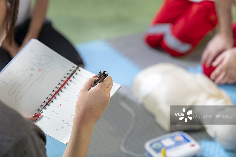 注意心肺复苏培训图片素材