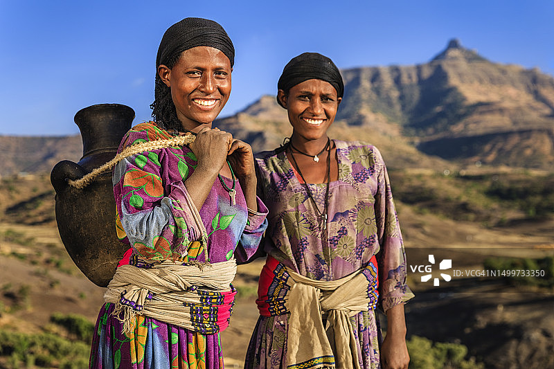 非洲埃塞俄比亚年轻非洲妇女运水回家图片素材