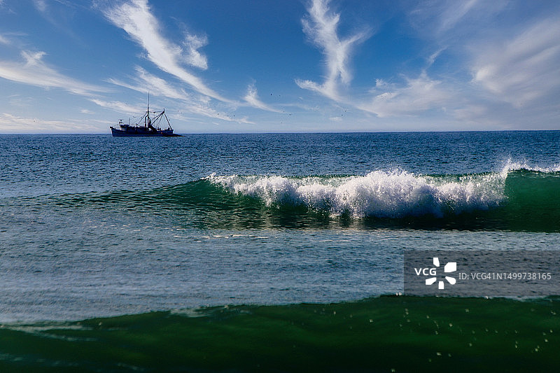 近海岸的大西洋捕虾拖网渔船图片素材