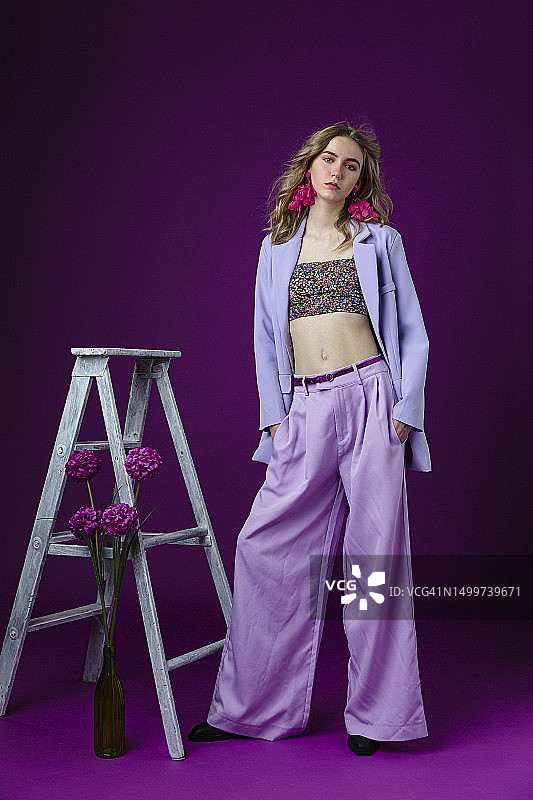 身穿紫色西装的漂亮女人图片素材