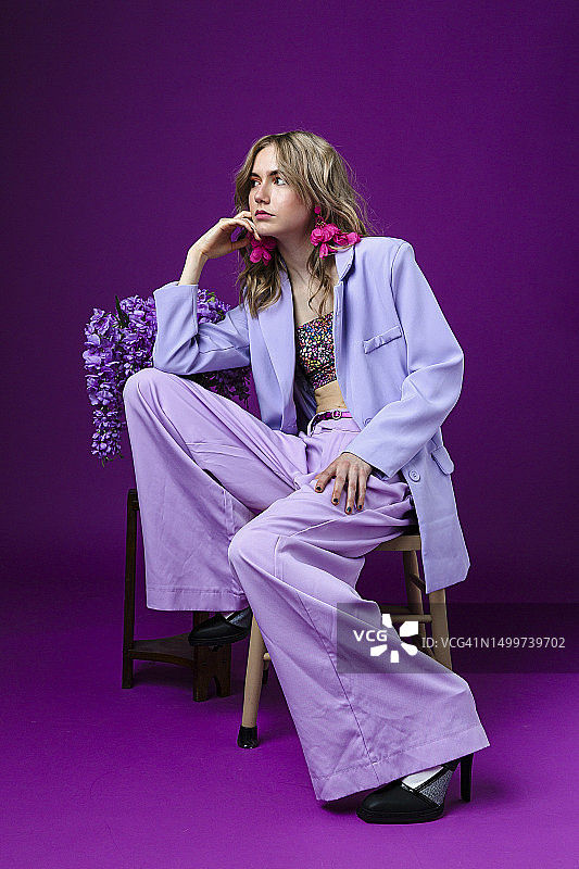 身穿紫色西装的漂亮女人图片素材
