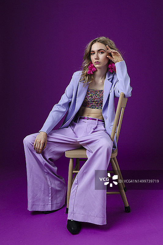 身穿紫色西装的漂亮女人图片素材