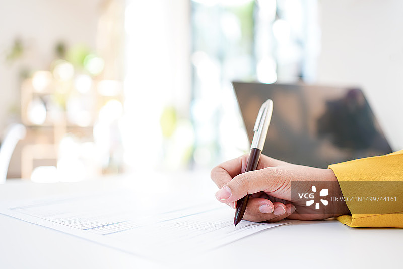 女人在办公室签署官方文件特写，与商业伙伴或客户签订合同图片素材