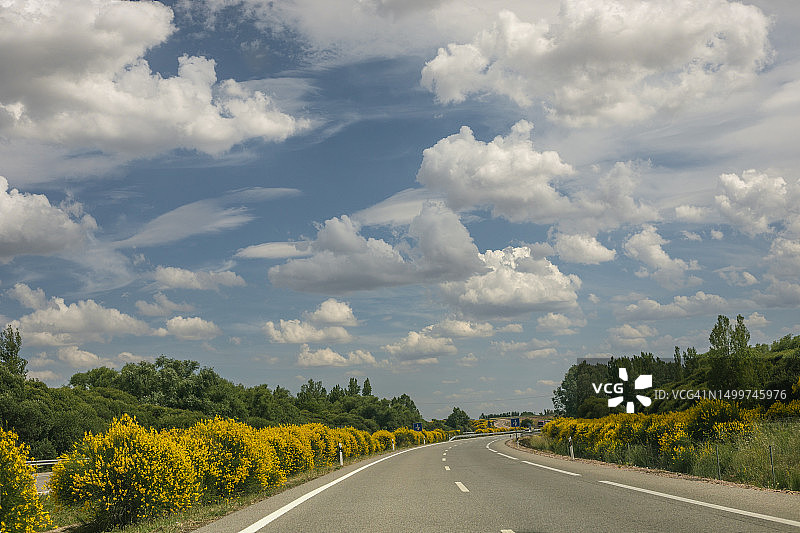西班牙双车道公路图片素材