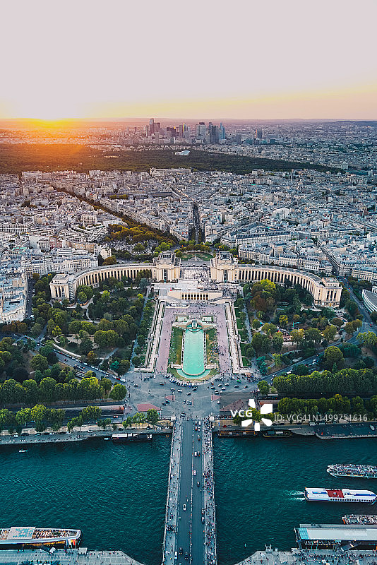 从巴黎埃菲尔铁塔顶端俯瞰特罗卡德罗花园和巴黎市景图片素材