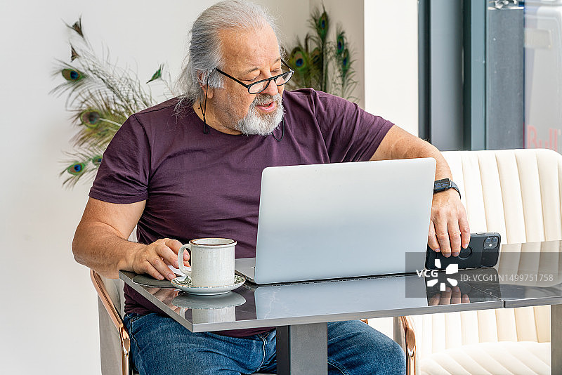经验丰富的高级技术管理者：精通加密货币和股票交易图片素材