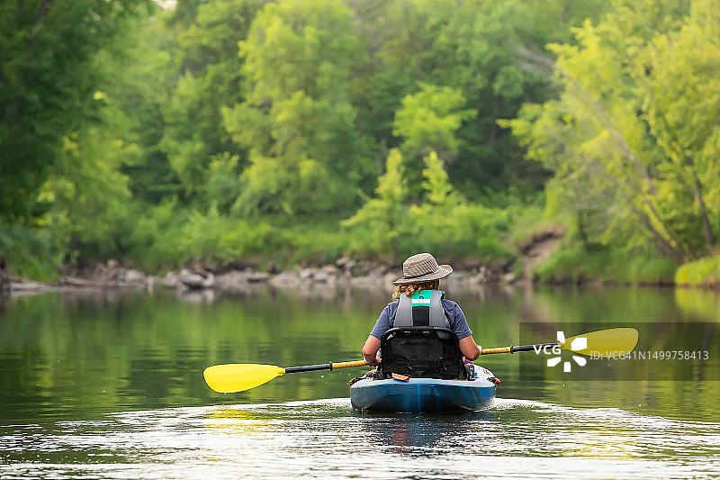 明尼苏达州朗姆河上的皮划艇少女图片素材