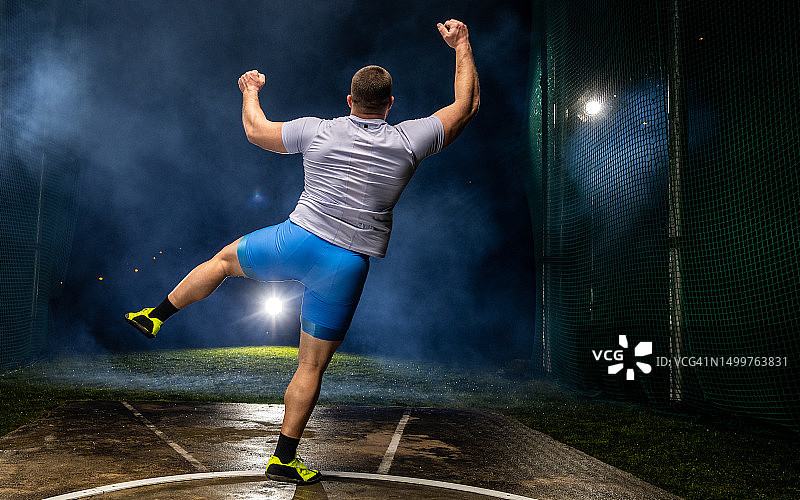 投掷铁饼的运动员图片素材