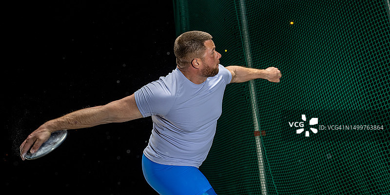 投掷铁饼的运动员图片素材