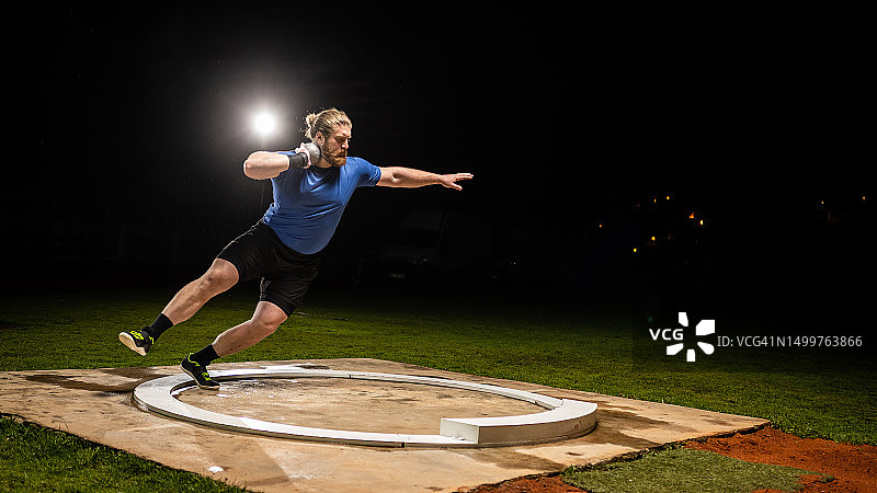 运动员掷铅球图片素材