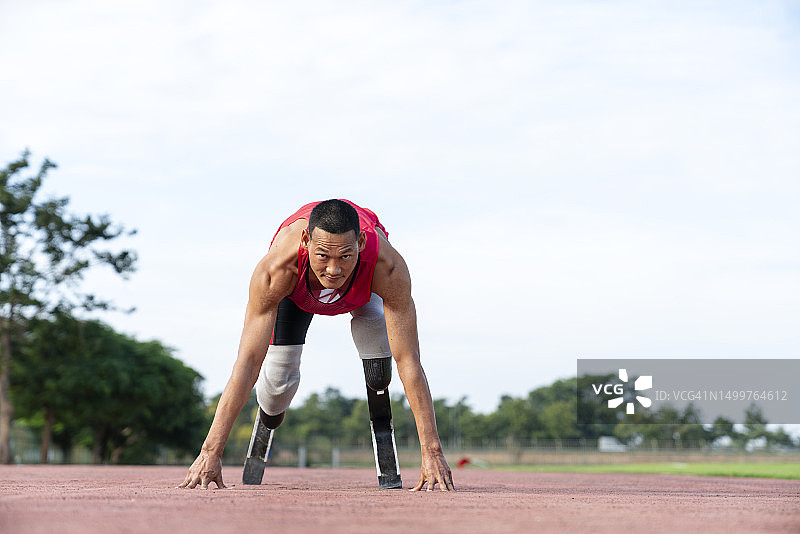 准备用假肢进行训练的残疾运动员图片素材