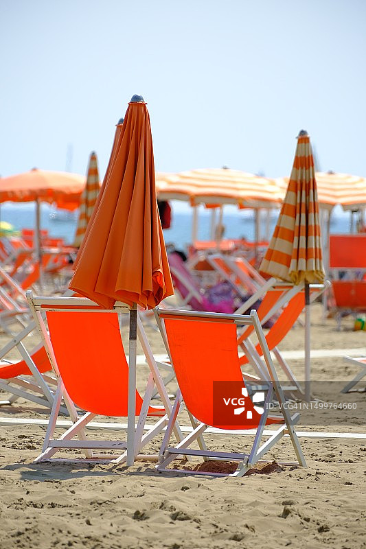 沙滩躺椅和遮阳伞图片素材