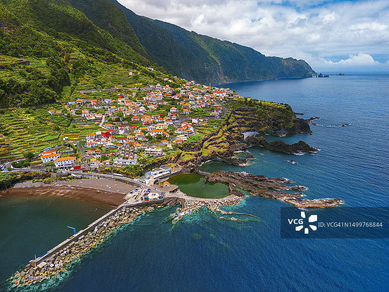 葡萄牙马德拉岛塞沙尔镇空中鸟瞰图片素材