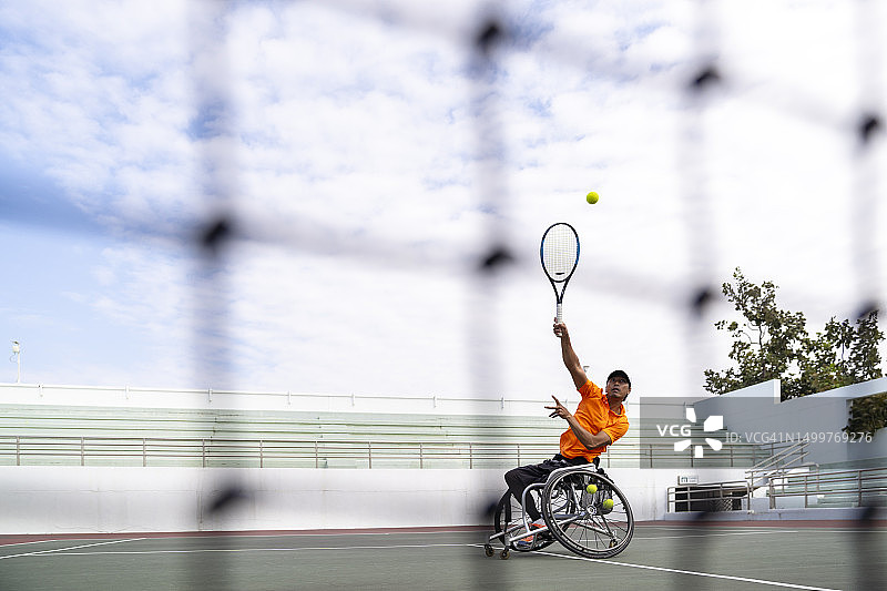 残疾网球运动员击球图片素材