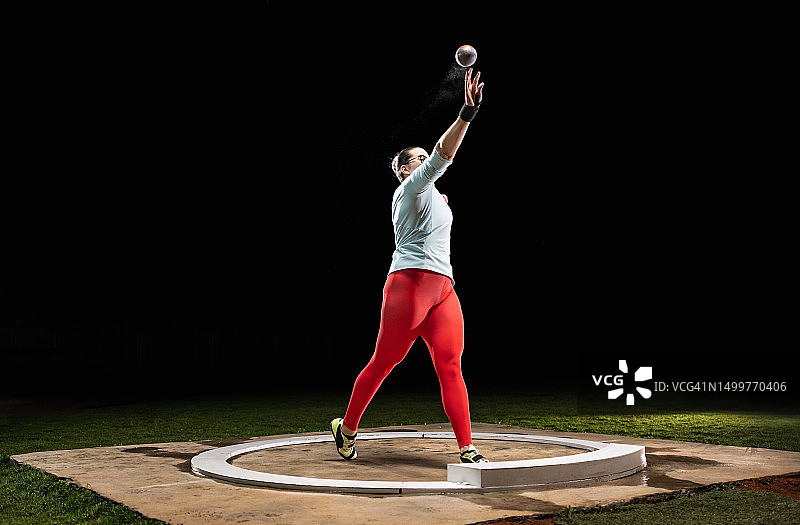 女子运动员掷铅球图片素材