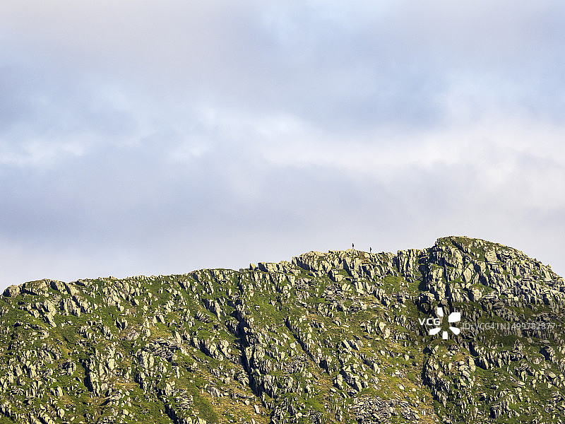 在英国湖区赫尔威灵峰步道的徒步者图片素材