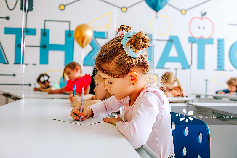 课堂上的学生图片素材