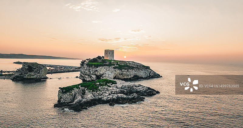 土耳其锡莱城堡日落鸟瞰，伊斯坦布尔锡莱岛屿城堡航拍，伊斯坦布尔-锡莱日落图片素材