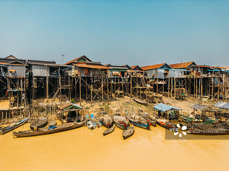 航拍柬埔寨暹粒洞里萨湖 Kampong Phluk 水上村庄图片素材