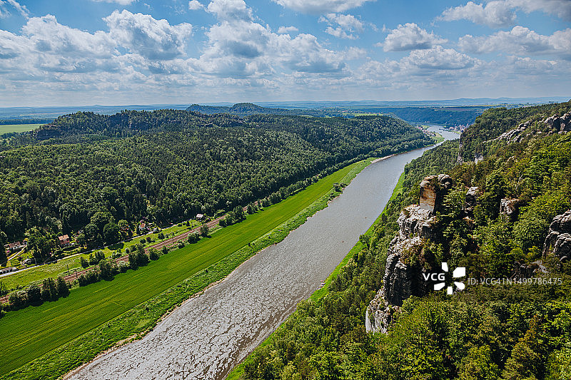 德国萨克森瑞士的易北河与山脉图片素材