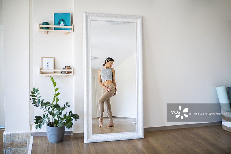 镜子中做瑜伽的女人图片素材