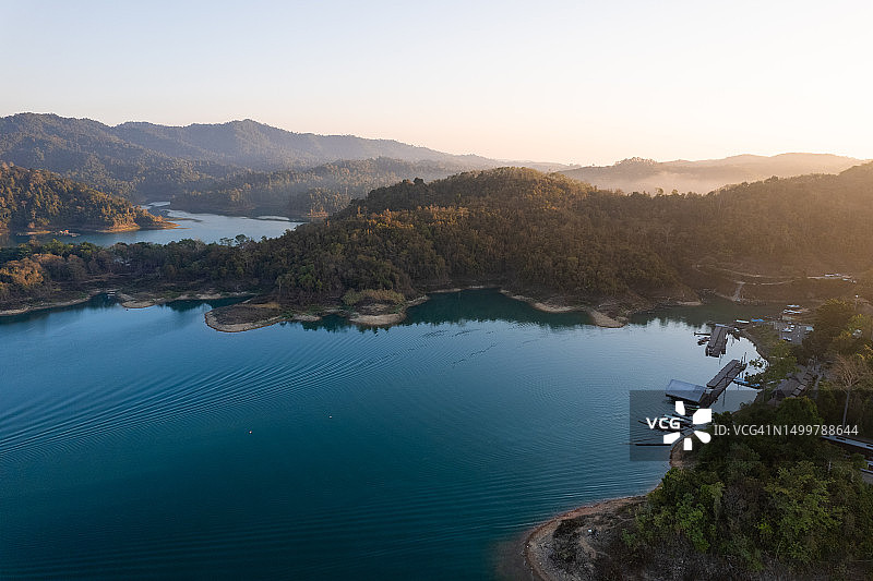 泰国素叻他尼考索国家公园Rajjaprabha大坝日出航拍景观图片素材