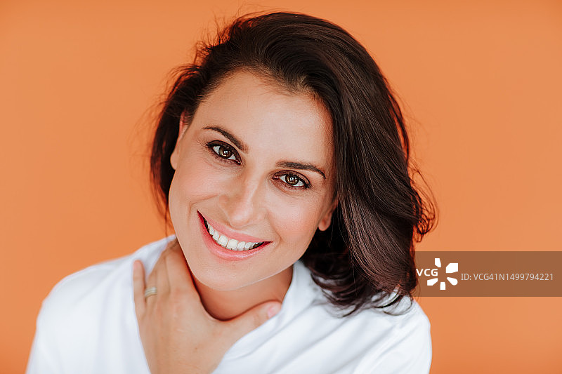 棕发女子肖像图片素材