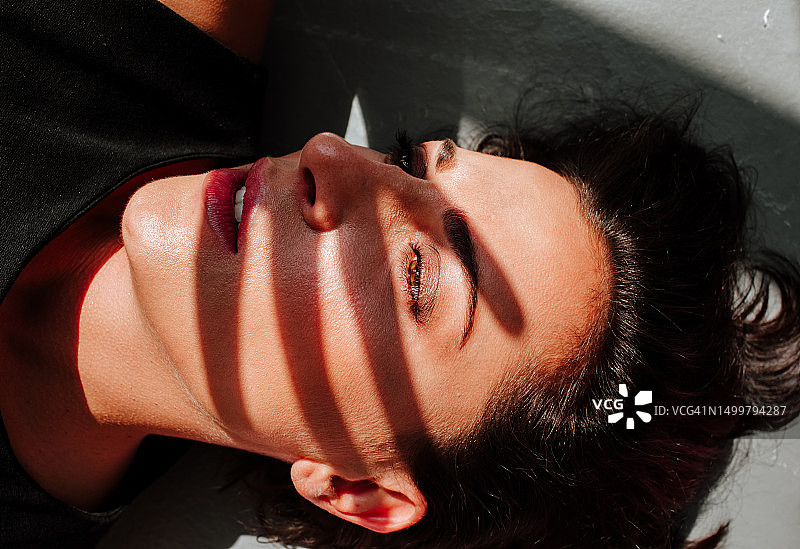 女人脸上的手部阴影图片素材