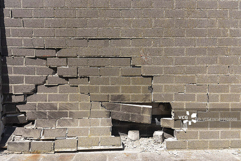 底部破损的墙面正面图片素材
