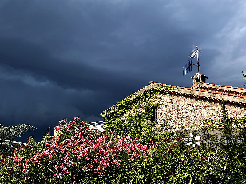 法国傍晚的雷暴图片素材