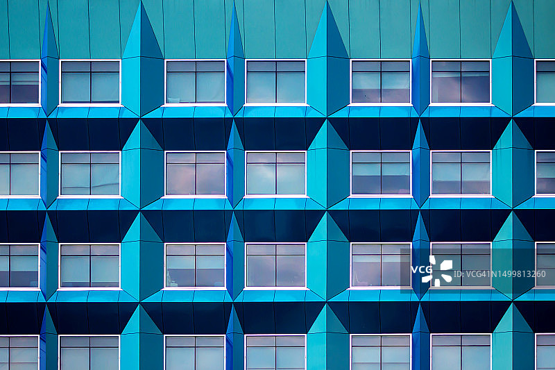 几何抽象建筑：窗户和尖 कॉलम图片素材