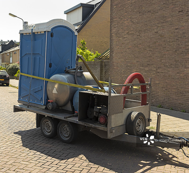 蓝色移动化学厕所图片素材