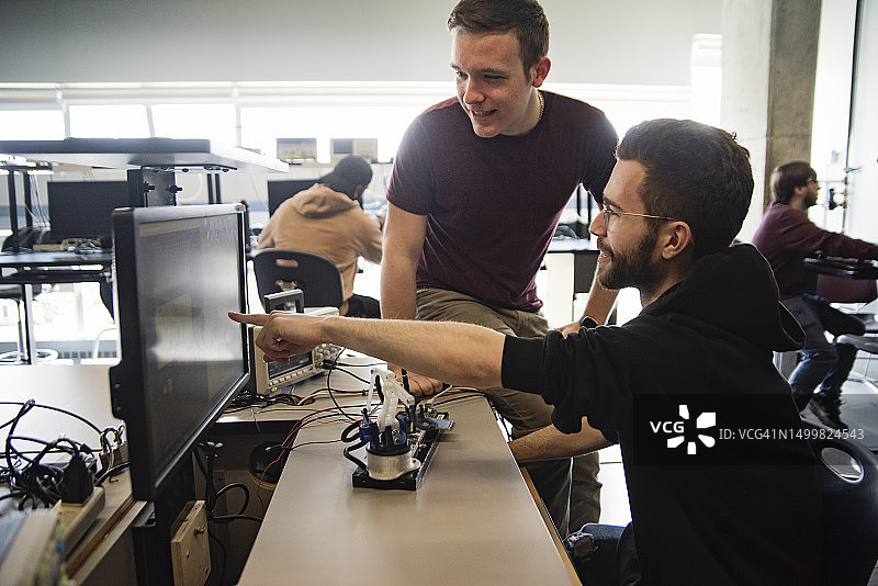 机器人课堂上的大学生团队图片素材