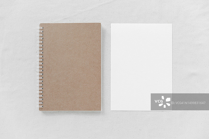 牛皮纸笔记本和空白页样机图片素材