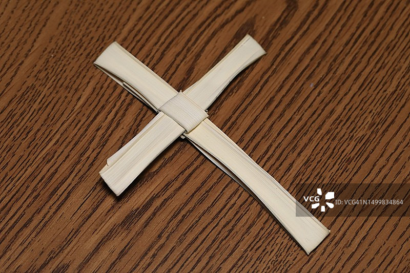 棕榈叶制成的十字架图片素材