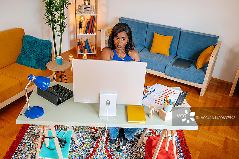 在家学习看显示器的年轻黑人女人图片素材