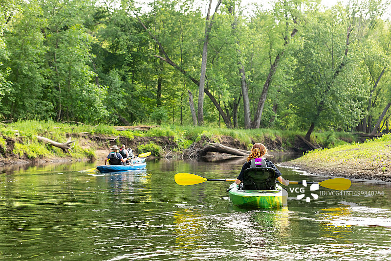 夏季家庭皮划艇沿朗姆河顺流而下图片素材