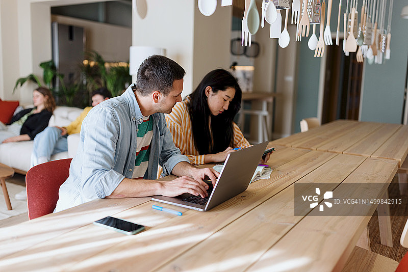 备考中的人们图片素材