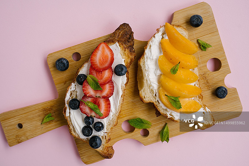 健康的夏日早餐：奶酪蓝莓草莓杏子面包图片素材