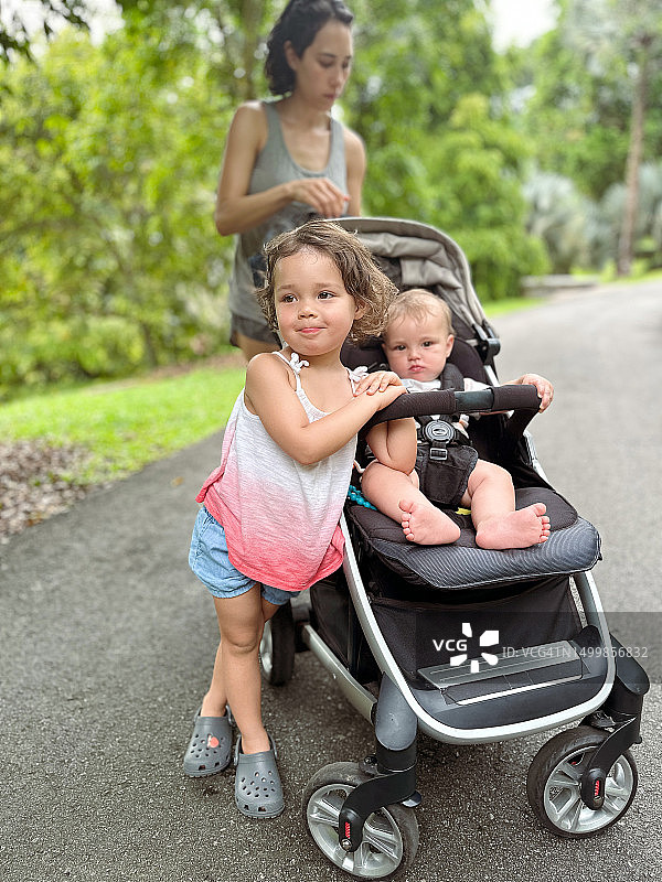 和母亲、弟弟一起散步的年轻女孩图片素材