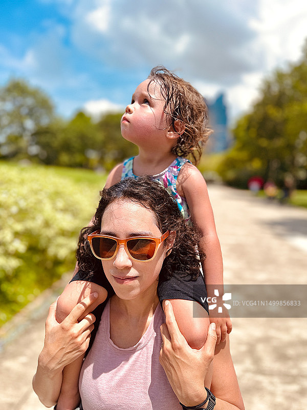 坐在母亲肩膀上的幼儿图片素材