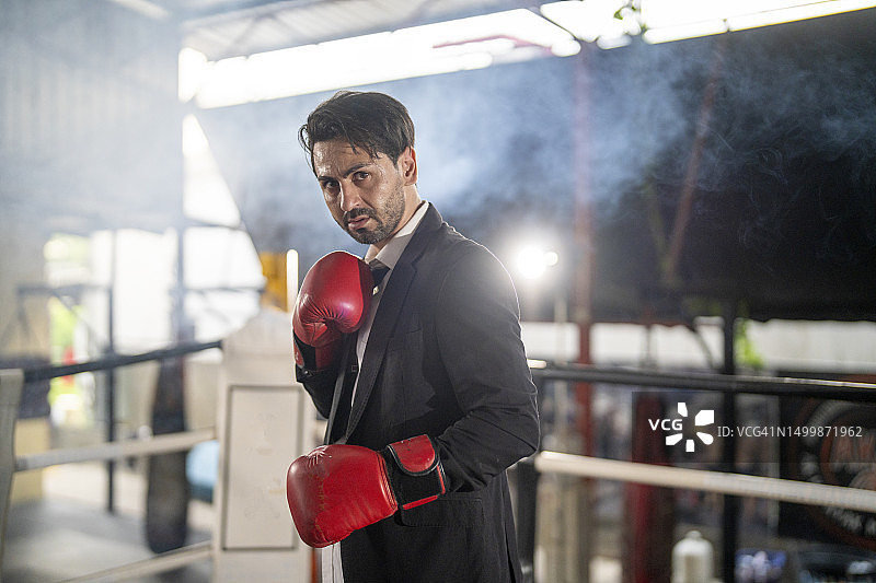 戴拳击手套的商人图片素材