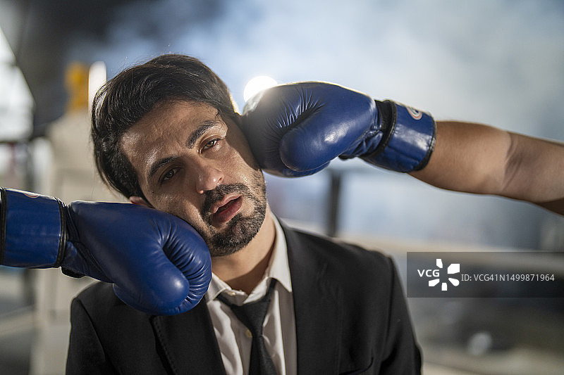 商务人士之间的争斗图片素材