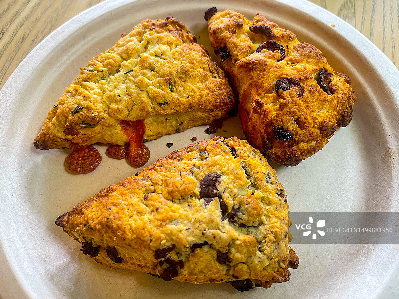 作为甜点提供的三个司康饼图片素材