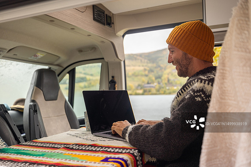 男人远程工作，房车生活概念图片素材