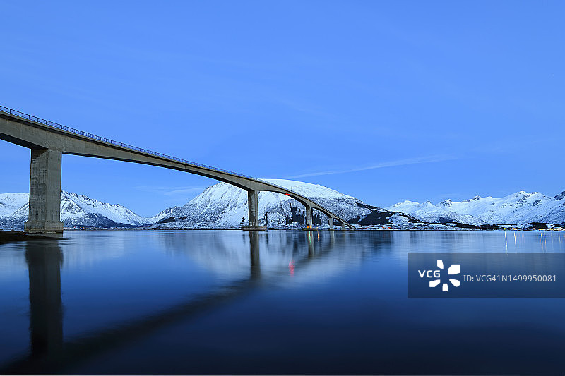 锡达尔斯波伦峡湾的罗弗敦冬季日落桥梁图片素材