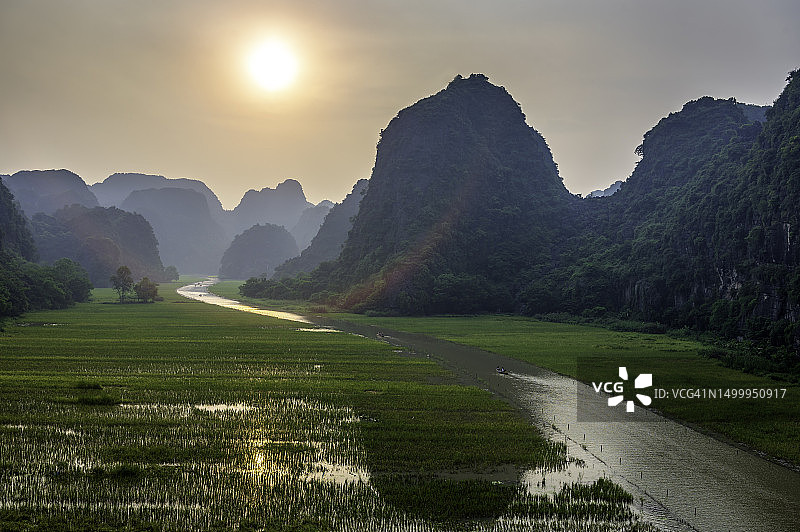 越南宁平的稻田和河流图片素材
