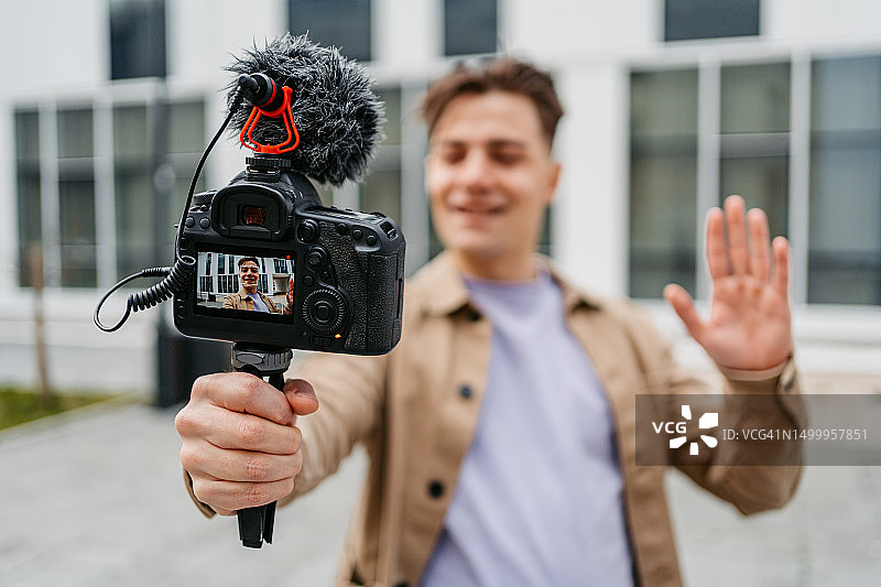 在城市录制视频博客的年轻男人图片素材