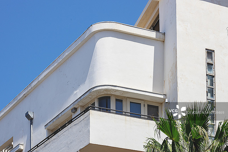 蓝天下包豪斯风格白色住宅楼图片素材