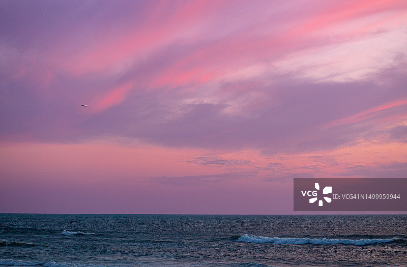 粉紫色调的地中海日落图片素材